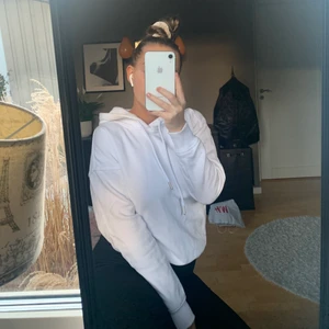 Vit hoddie - Supersöt och fräsch hoddie nu till våren med bara en väst över🌸🌸 superbasic och ett måste i gaderoben❤️❤️ 