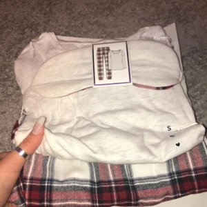 Pyjamas set - Pyjamas set från Cubus🤍 Helt oanvänt! Fick i julklapp, men det var tyvärr fel storlek. Nypris: 300kr☺️ Högsta bud: 140kr+ frakt🤍 