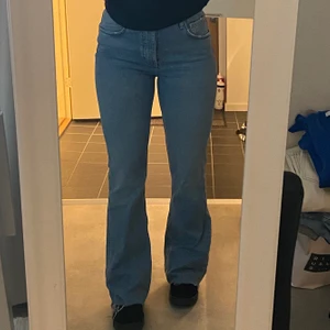 Blåa jeans - Blåa jeans från Gina Tricot! Använda ett fåtal gånger därav bra skick!🤍 Frakt tillkommer
