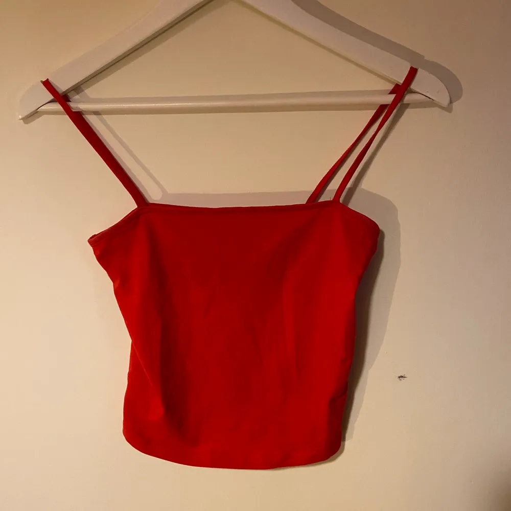 Kort rött linne med tunna band från hm❤️  Strl XS, för liten för mig❤️. Toppar.