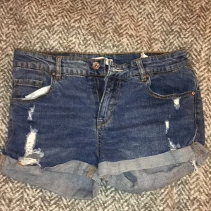 Shorts -  Hej jag säljer dessa mörk blå shortsen då de är lite försmå det är i storlek 36 men skulle säga att de även passar 34❤️ köpta på pull and beer förra sommaren