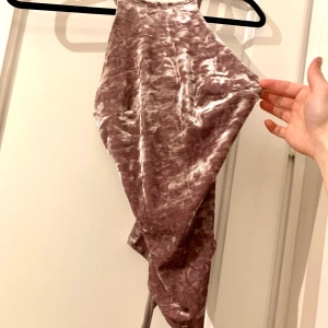 Body, sammet - Säljer min fina body i fake-sammet då den inte används! 75kr + 50kr i frakt!