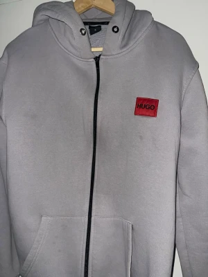 Grå hoodie - Lite fläckar, storlek S men är stor i storleken så passar även upp till L
