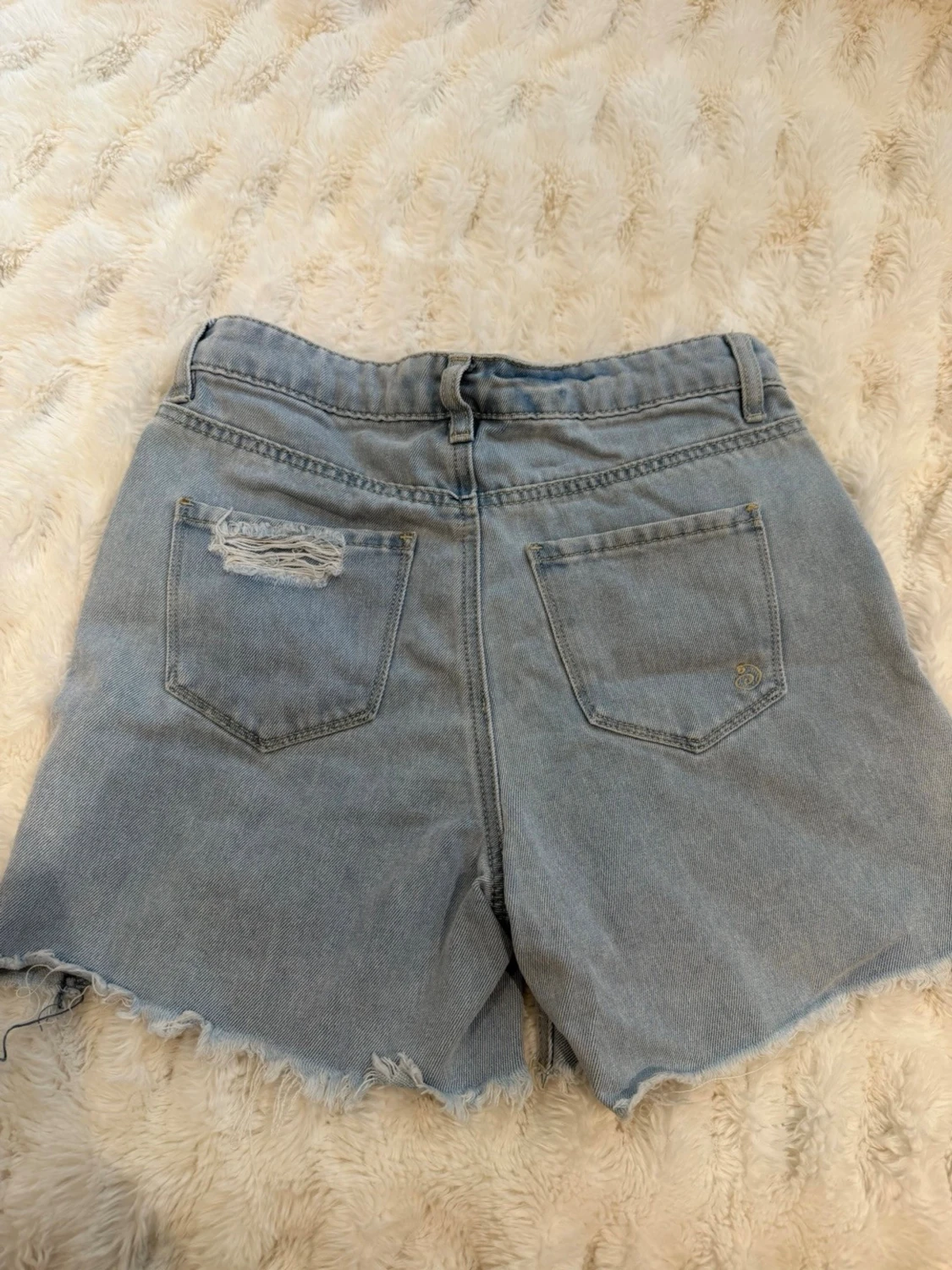 Ljusblåa denimshorts med slitningar - 3