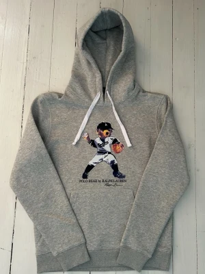 Ralph Lauren polo bear hoodie storlek S  - Hej! Säljer denna riktigt schyssta polo bear hoodie från Ralph Lauren. Den är i storlek M men sitter en storlek litet och passar därför som en S. Den är endast använd någon enstaka gång och är därmed i ett nyskick. Original lappar och påse finns kvar och medföljer naturligtvis vid köp. Jag fraktar alltid snabbt! Mvh