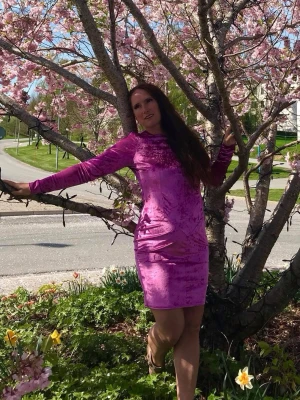 Rosa sammetsklänning med lång ärm - En snygg rosa sammetsklänning med lång ärm och rund halsringning. Klänningen är figurnära och har en kort längd, perfekt för dig som gillar att sticka ut. Materialet är mjukt och glansigt, vilket ger en lyxig känsla.