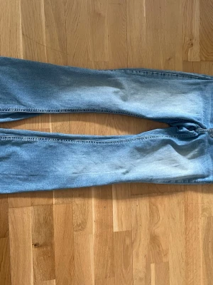 Ljusblå bootcut jeans - Säljer ett par ljusblå jeans med bootcut och normalhög midja. Perfekta till vardags för en avslappnad look.
