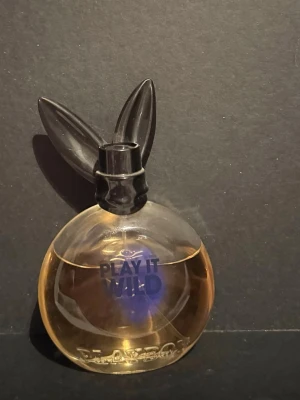 Playboy Play It Wild parfym - Ca 80% kvar. Kommer ej till användning men har stått mörkt och svalt förvarat