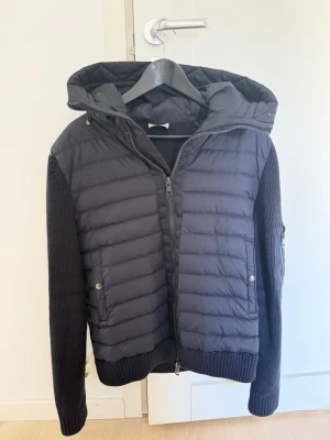 Monclear cardigan jacka - acka i storlek XXL dock är dessa små i modellen, brukar ha L i andra jackor 