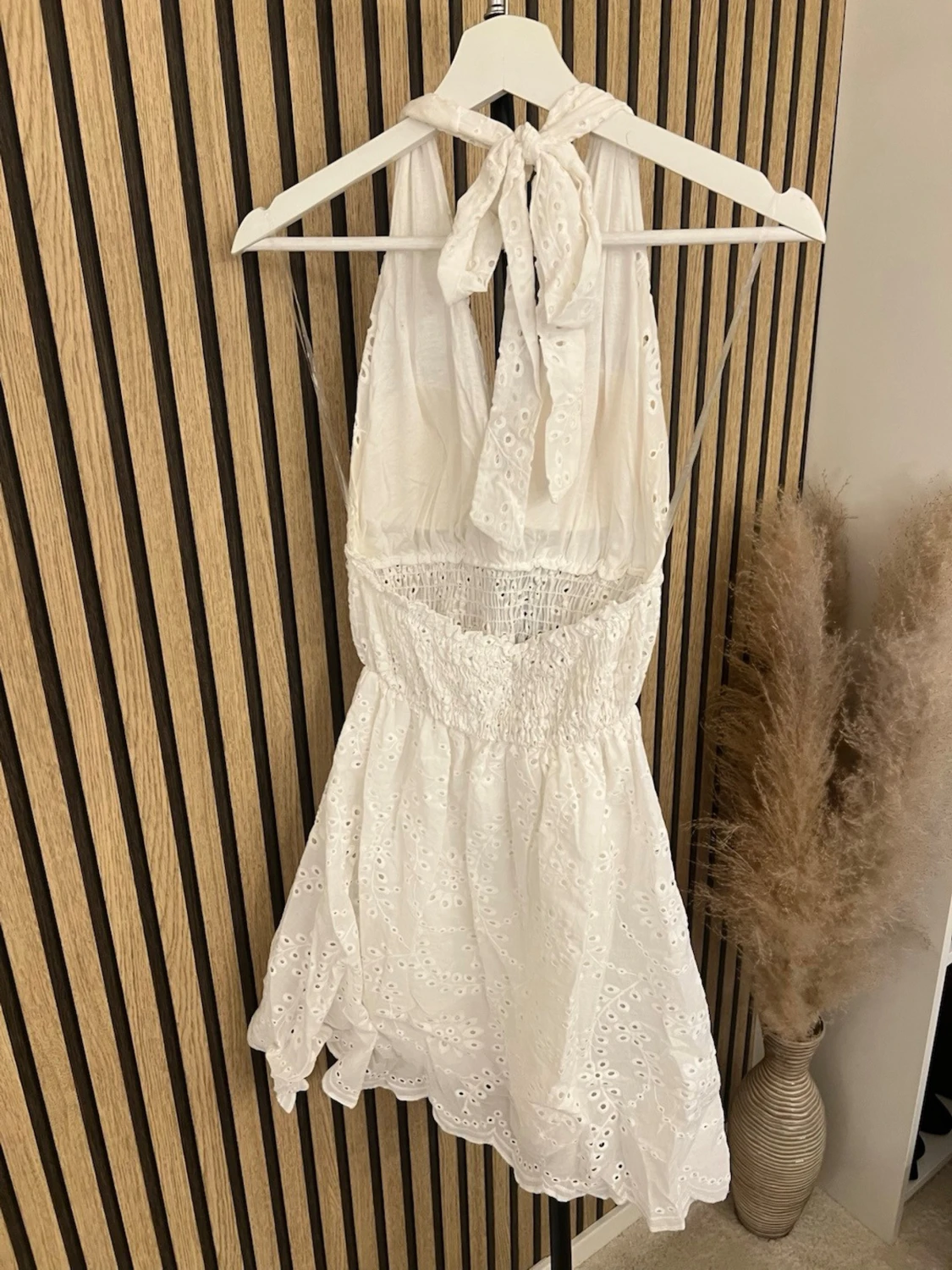 Vit omlottklänning med broderi - 2