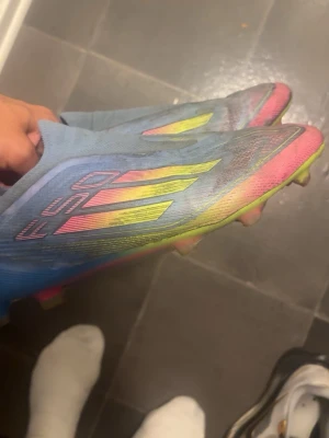 Adidas f50 fotbollsskor blå/gul - Säljer ett par Adidas f50 som är ändå i bra kvalite kom gärna om ni har några frågor kom också gärna med prisförslag  
