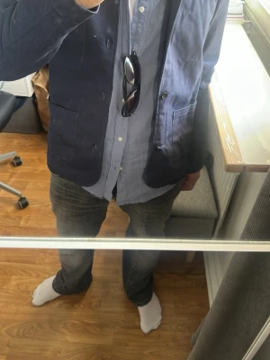 Mörkblå overshirt med fickor - Snygg blå overshirt  med klassisk krage och tre stora fickor framtill. Tillverkad i ett kraftigare bomullstyg som ger en stilren och avslappnad look. Perfekt att bära öppen över en skjorta eller t-shirt. FINNS I M OCH S, PRIS KAN FÖRHANDLAS