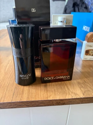 Armani Code edt + Dolce&Gabbana the one parfum  - Rensar ut lite av samlingen, diskade Armani Code edt 50ml och den nya Dolce & Gabbana the one Parfum 100ml. Två riktigt fina parfymer. Se bild för mängd. D&G är full o h den andra ca 40ml kvar. 