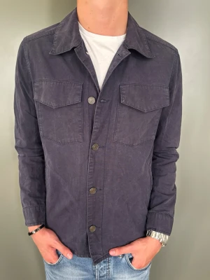Hampton Republic Overshirt - Strl - M | Skick - 10/10 | Nypris - ca 1300kr | Vid minsta lilla fundering är det bara att höra av sig! Modell ca 194 82 kg