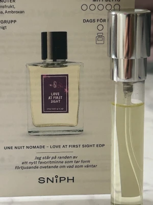 Love At First Sight parfymprov - Love At First Sight från Une Nuit Nomade är en Eau de Parfum i ett smidigt provrör med silverfärgat lock.  Perfekt för dig som vill testa en unik doft. Love At First Sight från Une Nuit Nomade är en Blommig grön doft för kvinnor och män. Doften innehåller Syren, Passionsfrukt, Akacia och Ambroxan.
