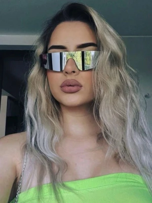 Silvriga futuristiska solglasögon - Säljer ett par riktigt coola solglasögon med spegelblanka, silvriga linser och en rak, futuristisk design. Perfekt accessoar för dig som vill sticka ut och ge din outfit en edgy vibe.