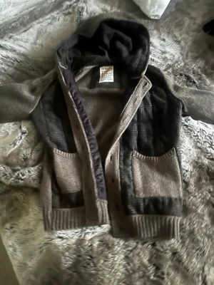 BOB cardigan - Säljer denna cardigan i otroligt bra skick och är i storlek XS. Hör av dig vid minste fundering!