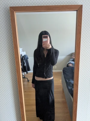 Svart långkjol från Uniqlo XS - Säljer en svart långkjol från Uniqlo i storlek XS. Kjolen har en enkel och stilren design med rak passform och resår i midjan. Pris kan diskuteras 🌸 ta gärna en titt på andra plagg jag säljer:)