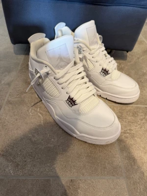 Jordan 4 Pure Money - Säljer ett par helvita Air Jordan 4 Pure Money i storlek 47.5 (passar som 46-47 pga formen) med klassisk meshpanel, skinnöverdel och metalliska detaljer vid snörningen. Ikoniska Jumpman-loggan på plösen och häl. Kommer med originalkartong. Perfekta för dig som vill ha en clean och stilren look. Endast använda ett par gånger. Pris kan diskuteras vid snabb affär. 