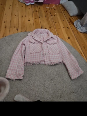 Vit/rosa rutig jacka - Jätte fin! Finns tecken på användning, lite nopprig! OBS! Har katter i hemmet. Pris kan diskuteras 