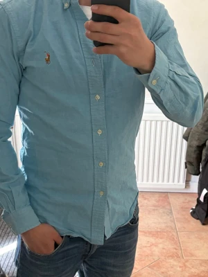 Ralph Lauren Skjorta - Säljer denna Ralph Lauren skjorta i en väldigt snygg och unik färg som passar perfekt nu till varmare tider. Skjortan är i Storlek S och är i fint skick. Hör av er vid funderingar/prisförslag.