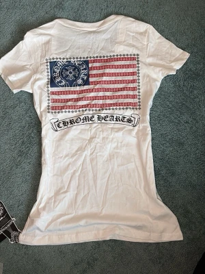 Chrome hearts tshirt - Snygg chrome hearts tshirt med amerikansk flagga bak. Storlek S