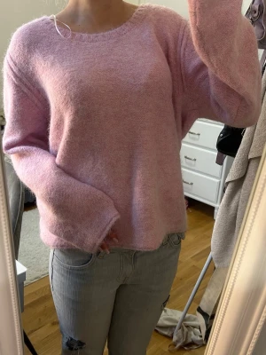 Ljusrosa fluffig stickad tröja - Supermjuk och oversized stickad tröja i ljusrosa färg. Tröjan har rund halsringning, långa ärmar och en fluffig, cozy känsla. 