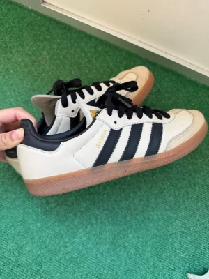 Samba - Jätte fina adidas samba, perfekt för vardagen där man vill ha något basic. Perfekt för alla outfits och är använda endast ett par fåtal gånger. Skorna är i jätte pga pris och är köpta från Zalando 😍 Original pris 1079kr.