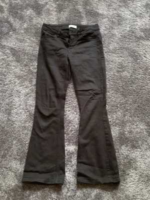 Lågmidjade bootcut - Säker ett par lågmidjade bootcut jeans🌸 dem är insydda längst ner i benen men det går nog att sprätta utan att det syns om man inte har lika korta ben som jag😝