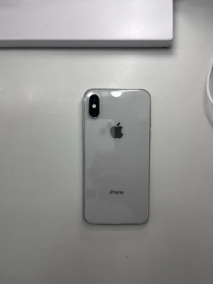 Apple iPhone XS  - Säljer denna iPhone XS då jag har fått en ny mobil. Super bra skick på denna mobil den har inga sprickor och funkar helt toppen förutom. När man stoppar in sim-kortet så fungerar det ej att ringa på telefon appen utan bara appar med internet som tillexempel whatsapp och snapchat. Vet tyvärr inte batteri kapaciteten men den har 64G och Ny pris är 2899kr som syns på bilden säljs för 1000kr PRIS KAN DISKUTERAS man får även iPhone laddare med om man köper den för 1000kr 🥰