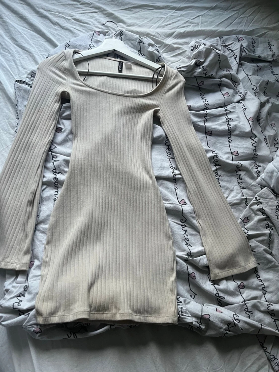 Beige ribbad klänning från H&M Divided