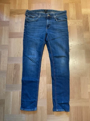 Mörkblå slim fit jeans - Säljer dessa snygga jeans från River Island för endast 299kr. Dem är i storlek 34/32 och är i väldigt bra skick utan några defekter. Om ni har någon fråga så är det bara att höra av sig!