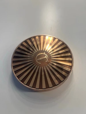 Charlotte Tilbury bronzer - Snygg bronzer från Charlotte Tilbury i en rund, lyxig guldskimrande dosa med spegel. Har en varm, matt brun ton som ger en naturlig solkysst look. Perfekt för contouring eller att ge ansiktet extra glow. Färg: fair pale