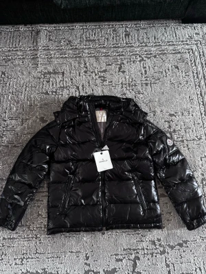 Svart dunjacka från Moncler - Helt ny och aldrig använt. QR kod funkar också NFC scan funkar. Pris kan diskuteras och sänkas vid snabb affär.