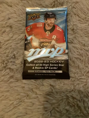 Upper Deck MVP Hockeykortspaket 2022-23 - Säljer ett oöppnat MVP hockeykortspaket från Upper Deck, säsongen 2022-23. Paketet innehåller 8 kort och har en färgstark design med en spelare från Florida Panthers på framsidan. Perfekt för samlare av NHL-kort och sportmemorabilia.