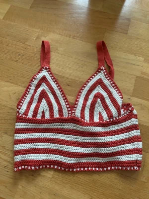 Randig virkad linnetopp i rött och vitt - En randig topp som jag virkat själv❤️