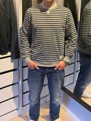 Lee collegetröja - Riktigt snygg randig collegetröja från Lee. Storleken är M, tveka inte på att höra av dig vid eventuella frågor och funderingar!🫠