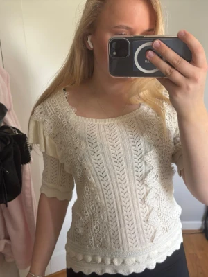 Beige spetsig topp - Beige spetsig topp, nästan aldrig använd💕