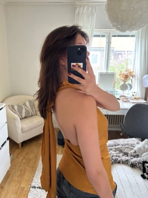 Halternack topp - Guldig halternacktopp från gina tricot i storlek s!💕