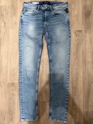 Replay Willby Jeans Ljusblå W31/L34 - Regular Fit - Replay Willby ljusblå jeans med regular fit passform som sitter mer avslappnat med rak benform och lätt taper och funkar till allt, storlek W31/L34, midja 42 cm, ytterbenslängd 112,5 cm, benöppning 16,5 cm, modellen är 185cm & väger 65kg, i fint skick.