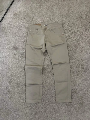 Dondup Chinos - |Dondup Chinos | | Storlek: W28  | Skick: 9,25/10| Medföljer: inget| Frågor eller funderingar tveka inte på att höra av dig!