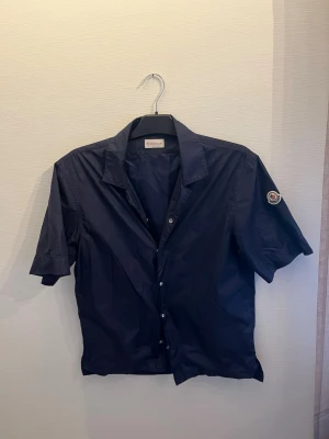 Moncler  - Tja! Säljer denna schyssta Moncler skjortan, som är perfekt nu inför sommaren extremt skönt material och luftig. Den är i bra skick men även med ett bra pris! Självklart är den äkta! Vid mer frågor är det bara att höra av sig!👌