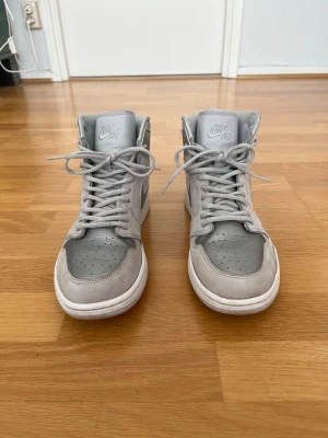 Air Jordan 1 high retro Japan OG CO.JP (2020) – Storlek 45,5 - Säljer ett par Air Jordan 1 Retro High OG CO.JP “Neutral Grey” från 2020 i storlek EU 45,5. En stilren och eftertraktad colorway med premiumläder och klassiska OG-detaljer. Skorna är använda men fortfarande i bra skick och väl omhändertagna. Normalt slitage förekommer i form av lätt creasing på tåboxarna samt mindre bruksspår, vilket syns på bilderna. Inga större skador eller defekter