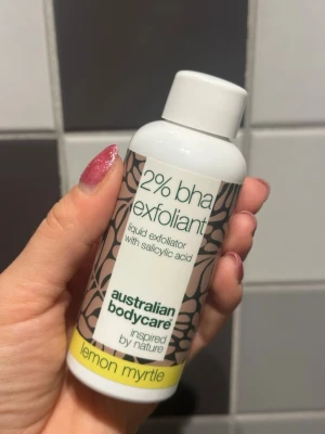 2% BHA exfoliant lemon myrtle - Använd ett enstaka gånger, så nästan full. Flytande exfoliering med 2% BHA (salicylsyra) från Australian Bodycare. Kommer i en vit plastflaska med mönstrad etikett och gul detalj. Innehåller lemon myrtle och är inspirerad av naturen. Perfekt för att rengöra och fräscha upp huden.