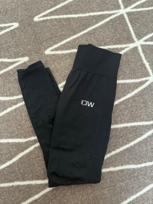 Svarta leggings från ICANIWILL - Säljer ICIWs svarta trikåer. Storlek XS. Ett litet hål i sömmen som lätt kan repareras. I övrigt bra skick leggings. 🤍