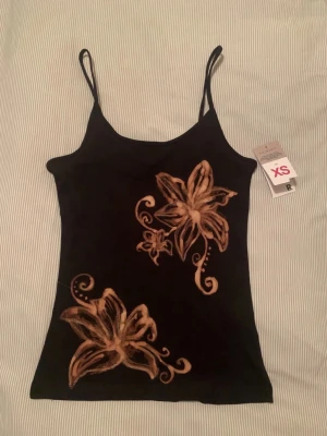 Bleach designs - KÖP EJ! Hej, jag gör costumized plagg med ERA designs! Ifall ni vill ha lite bilder från mina tidigare bleached plagg så är det bara att fråga. Skriv vilken storlek på plagget och vilken design (skicka bild) Kan även göra t-shirts offshoulder  • T-shirt med normal design 170kr • Linne med normal design 150kr Osv!