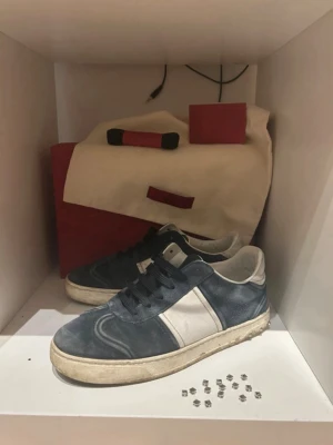 Valentino flycrew 38 - Tjena säljer ett par riktigt feta valentino flycrew i storlek 37 sitter som 38.                                       Skorna har tappat en del nitar men du får självklart med massa nitar så bara att sätta dit.  Det som följer med skorna ser du på sista bilden  Pris kan diskuteras😊