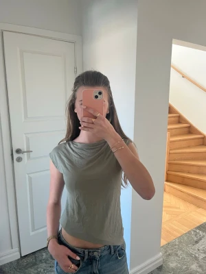 Ljusgrön croppad topp  - Snygg ljusgrön croppad topp med capärm och rund halsringning. Tunt och mjukt material som känns skönt mot huden. Perfekt till jeans eller kjol för en avslappnad look. Jag säljer denhär då den inte kommer till användning☺️🥹