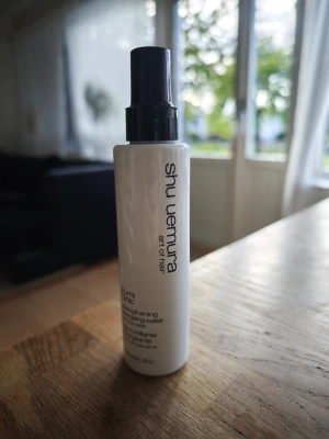Shu Uemura Izumi Tonic hårvatten - Nypris 700:-. Är ca 40% kvar. Perfekt för dig som vill testa produkten innan du köper en hel flaska. Shu Uemura Izumi Tonic Strengthening Energizing Water är ett stärkande hårvatten med risvatten. Kommer i en vit plastflaska med svart spraymunstycke och rymmer 150 ml. Perfekt för dig som vill boosta hårets styrka och energi.