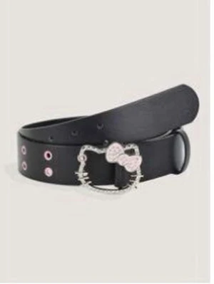Svart Hello Kitty bälte med rosa detaljer - Svart bälte med ikoniskt Hello Kitty-spänne i silver och rosa. Bältet har rosa öljetter och ett sött spänne format som Hello Kittys ansikte med glittrig rosett. Perfekt accessoar för att lyfta din outfit med en lekfull touch. Aldrig använd.